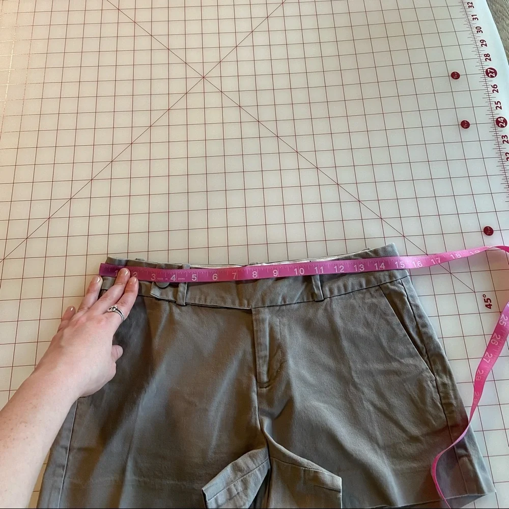 Banana Republic tan beige size 2 petite 2p bermuda casual summer shorts